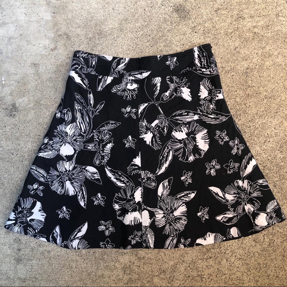 Black & White Flower Circle Skirt - Flowy - Sz 10